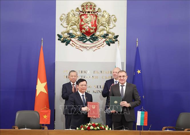 Tổng Bí thư Tô Lâm và Thủ tướng Bulgaria Rosen Zhelyazkov chứng kiến trao Bản ghi nhớ hợp tác giữa Bộ Nội vụ Việt Nam với Bộ Lao động và Chính sách xã hội Bulgaria về hợp tác trong lĩnh vực lao động và chính sách xã hội. Ảnh: Thống Nhất – TTXVN