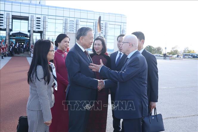 Lễ tiễn Tổng Bí thư Tô Lâm và Phu nhân tại sân bay quốc tế Sofia. Ảnh: Thống Nhất -TTXVN