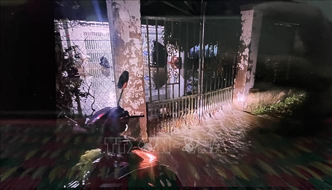 Mưa lớn lúc 17h ngày 24/10 cộng hưởng triều cường làm vỡ bờ bao, nước tràn vào nhà dân xã Phú Hựu, tỉnh Đồng Tháp. Ảnh: TTXVN phát
