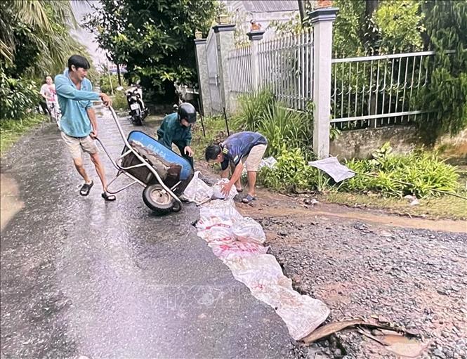 Nước xoáy mạnh làm sụt lún đường giao thông nông thôn tại xã Phú Hựu. Ảnh: TTXVN phát