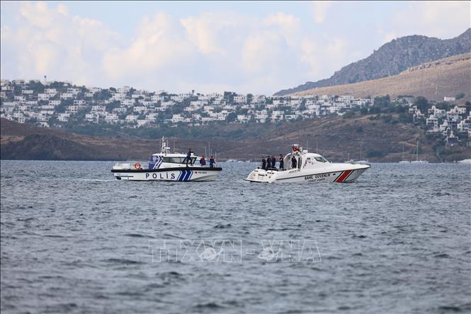 Lực lượng cứu hộ tìm kiếm người di cư trong vụ chìm thuyền ở ngoài khơi huyện Bodrum, tỉnh Mugla, Thổ Nhĩ Kỳ ngày 24/10/2025. Ảnh: Anadolu Agency/TTXVN