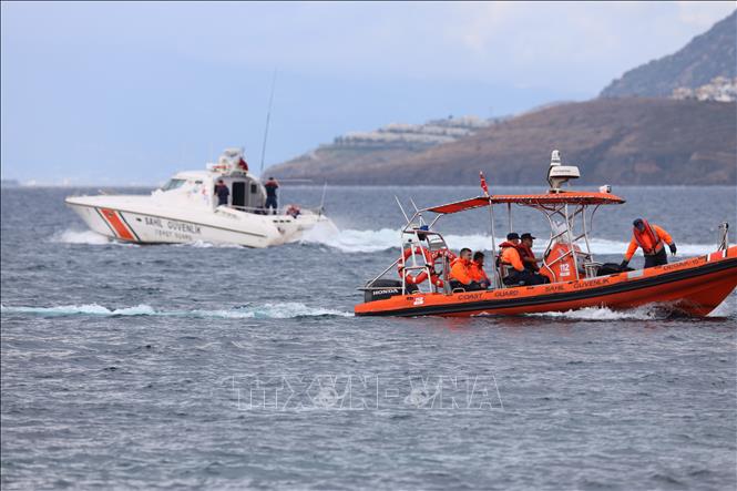 Lực lượng cứu hộ tìm kiếm người di cư trong vụ chìm thuyền ở ngoài khơi huyện Bodrum, tỉnh Mugla, Thổ Nhĩ Kỳ ngày 24/10/2025. Ảnh: Anadolu Agency/TTXVN