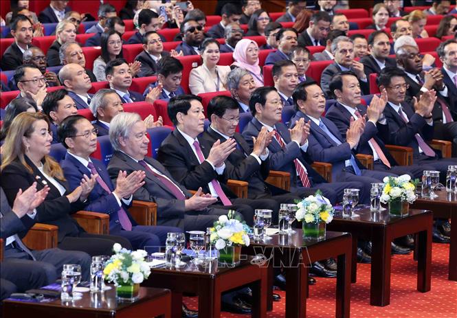 State President Luong Cuong and UN Secretary-General António Guterres with heads of delegations attending the Signing ceremony of the UN Convention against Cybercrime (the Hanoi Convention). Photo: VNA