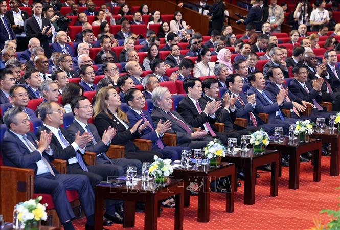 State President Luong Cuong and UN Secretary-General António Guterres with heads of delegations attending the Signing ceremony of the UN Convention against Cybercrime (the Hanoi Convention). Photo: VNA