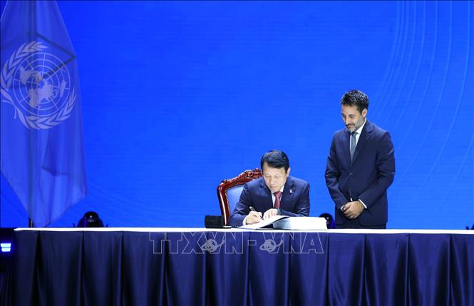 Minister of Public Security of Vietnam Luong Tam Quang signs the United Nations Convention against Cybercrime. Photo: VNA