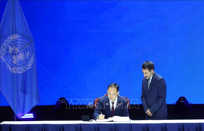 Counsellor of the Embassy of the People's Republic of China in Vietnam signs the United Nations Convention against Cybercrime. Photo: VNA