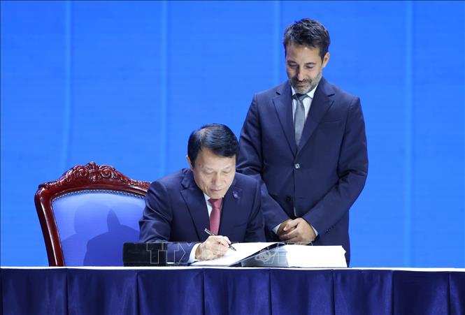 Minister of Public Security of Vietnam Luong Tam Quang signs the United Nations Convention against Cybercrime. Photo: VNA