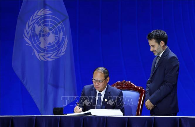Representative of the Lao People’s Democratic Republic signs the United Nations Convention against Cybercrime. Photo: VNA