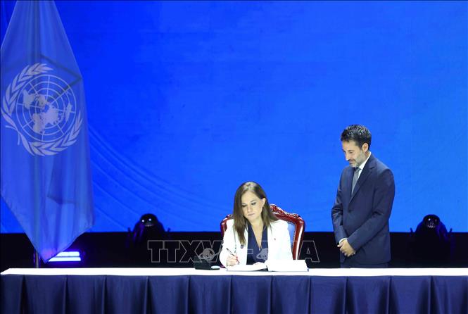 Representative of the Republic of Chile signs the United Nations Convention against Cybercrime. Photo: VNA