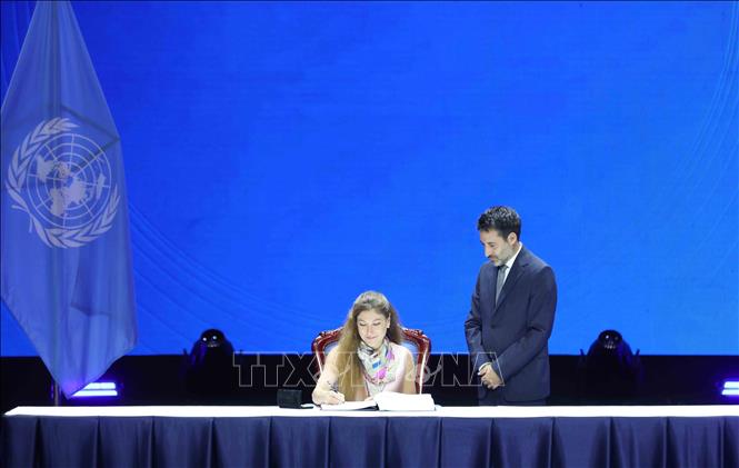 Deputy Minister of Justice of the Czech Republic signs the United Nations Convention against Cybercrime. Photo: VNA