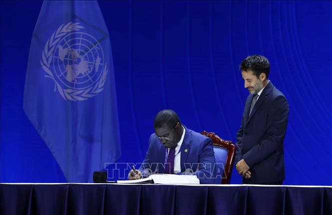 Representative of Guinea-Bissau signs the United Nations Convention against Cybercrime. Photo: VNA
