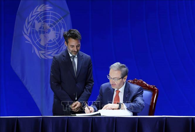 Representative of Greece signs the United Nations Convention against Cybercrime. Photo: VNA