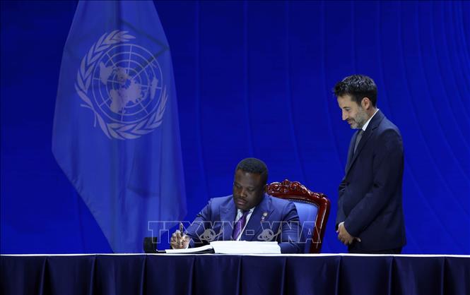Representative of Ghana signs the United Nations Convention against Cybercrime. Photo: VNA