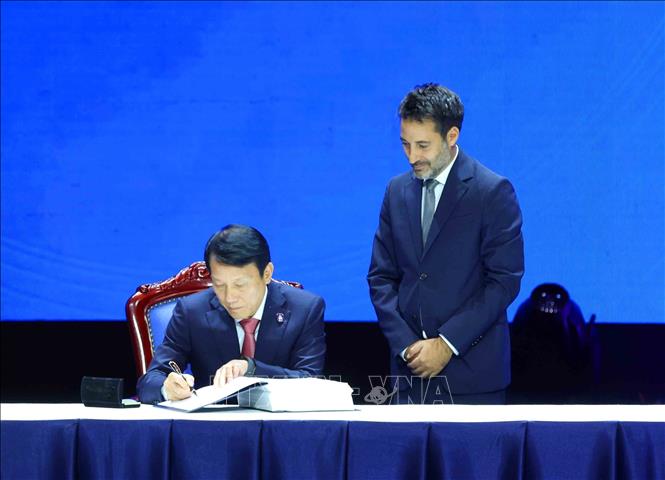 Minister of Public Security of the Socialist Republic of Vietnam General Lương Tam Quang signs the United Nations Convention against Cybercrime. Photo: VNA