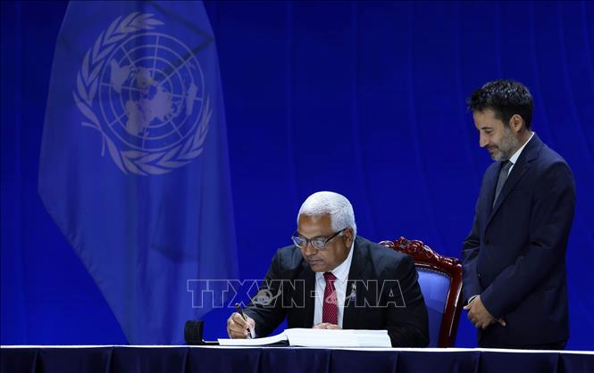 Minister of Justice of the Republic of Cuba Oscar Manuel Silvera Martínez signs the United Nations Convention against Cybercrime. Photo: VNA