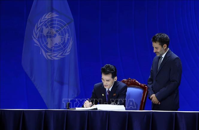 Ambassador of the Democratic People's Republic of Korea to Viet Nam Ri Sung Guk signs the United Nations Convention against Cybercrime. Photo: VNA