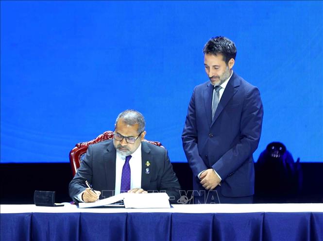 Minister of Foreign Affairs of the Republic of Maldives Abdulla Khaleel signs the United Nations Convention against Cybercrime. Photo: VNA
