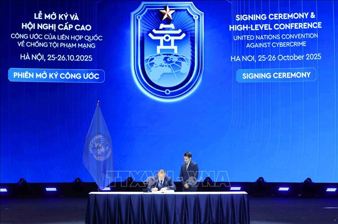 Minister of Internal Affairs of the Republic of Belarus Ivan Kubrakov signs the United Nations Convention against Cybercrime. Photo: VNA