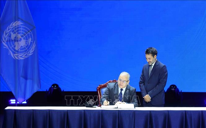 Secretary General of the Ministry of Foreign Affairs,  National Community Abroad and African Affairs of the People's Democratic Republic of Algeria Lounes Magramane signs the United Nations Convention against Cybercrime. Photo: VNA