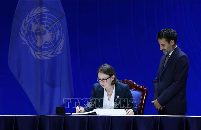 Ambassador of Ireland to the Socialist Republic of Vietnam Deirdre Ní Fhallúin signs the United Nations Convention against Cybercrime. Photo: VNA