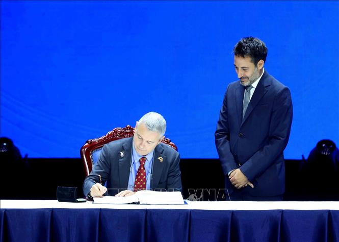 Ambassador of the Kingdom of Belgium to the Socialist Republic of Vietnam Karl Van Den Bossche signs the United Nations Convention against Cybercrime. Photo: VNA