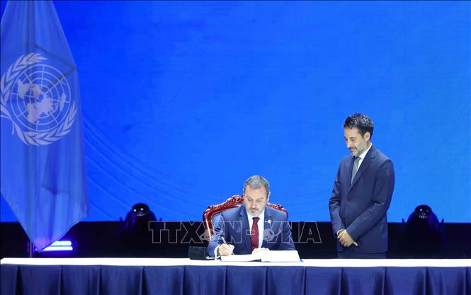 Director-General of the Federal Police of the Federative Republic of Brazil Andrei Augusto Passos Rodrigues signs the United Nations Convention against Cybercrime. Photo: VNA