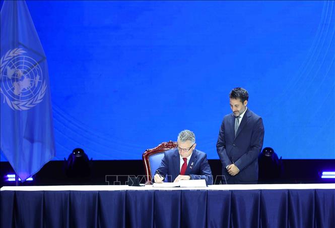 Assistant Minister for Immigration and Assistant Minister for Foreign Affairs and Trade of the Commonwealth of Australia Matt Thistlethwaite signs the United Nations Convention against Cybercrime. Photo: VNA