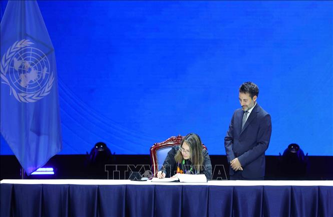Deputy Director General of the Department of Foreign Policy, Ministry of Foreign Affairs and Religion of the Republic of Costa Rica Eugenia Gutierrez Ruiz signs the United Nations Convention against Cybercrime. Photo: VNA
