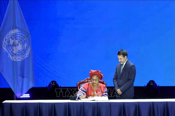 Permanent Representative of Burkina Faso to the United Nations Maïmounata Ouattara signs the United Nations Convention against Cybercrime. Photo: VNA