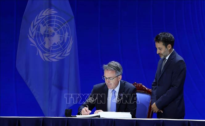 Representative of the European Union signs the United Nations Convention against Cybercrime. Photo: VNA