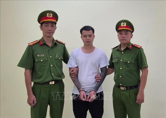 Công an Thành phố Hồ Chí Minh tống đạt các Quyết định và Lệnh bắt đối với Lê Anh Điệp. Ảnh: TTXVN phát