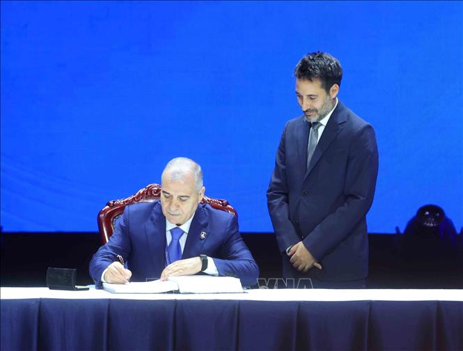 Head of the State Security Service of the Republic of Azerbaijan, Ali Nagiyev Nagi, signs the United Nations Convention against Cybercrime. Photo: VNA