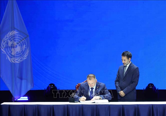 Minister of Internal Affairs of the Republic of Belarus Ivan Kubrakov signs the United Nations Convention against Cybercrime. Photo: VNA