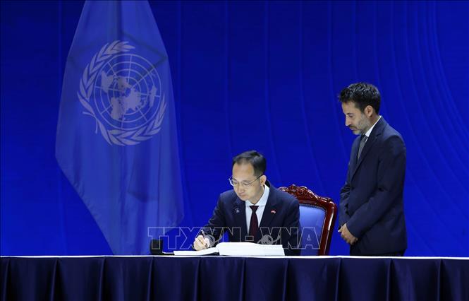 Chargé d’affaires of the Chinese Embassy in Vietnam Wang Qun signs the United Nations Convention against Cybercrime. Photo: VNA