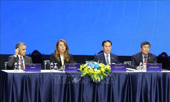 Phó Thủ tướng Bùi Thanh Sơn tham gia Đoàn Chủ tịch điều hành Phiên thảo luận toàn thể cấp cao thứ nhất. Ảnh: Phương Hoa - TTXVN