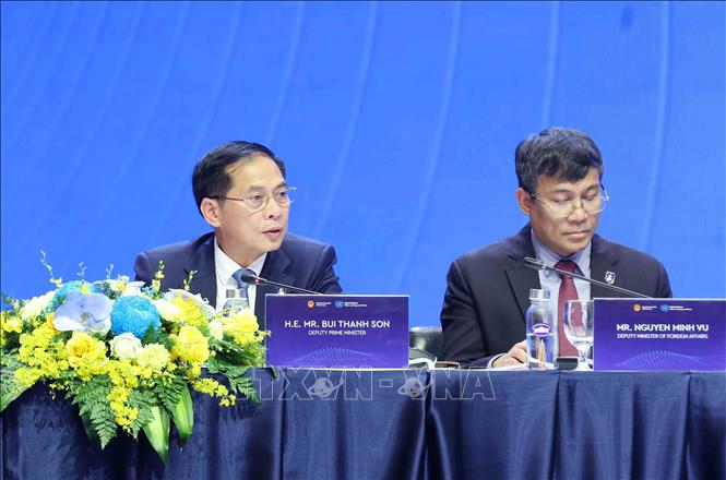 Phó Thủ tướng Bùi Thanh Sơn điều hành Phiên thảo luận toàn thể cấp cao thứ nhất. Ảnh: Phương Hoa - TTXVN