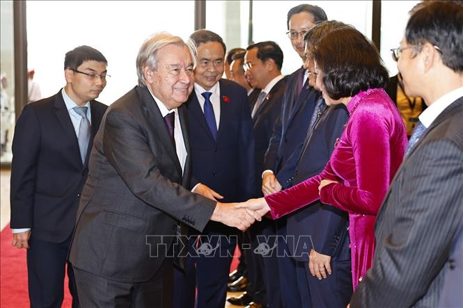 Tổng Thư ký Liên hợp quốc António Guterres với các thành viên đoàn Quốc hội Việt Nam. Ảnh: Doãn Tấn - TTXVN