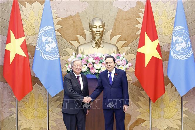Chủ tịch Quốc hội Trần Thanh Mẫn và Tổng Thư ký Liên hợp quốc António Guterres chụp ảnh chung. Ảnh: Doãn Tấn - TTXVN