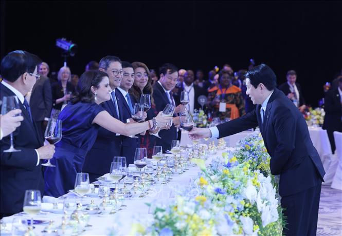 Chủ tịch nước Lương Cường chào mừng các Trưởng đoàn tham dự Lễ mở ký Công ước Hà Nội. Ảnh: Lâm Khánh - TTXVN