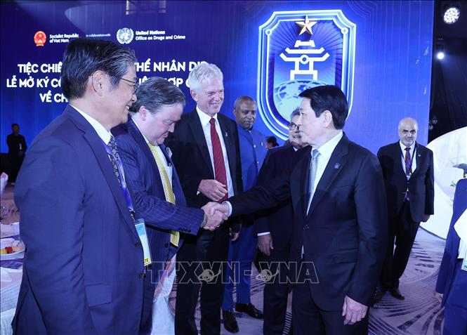 Chủ tịch nước Lương Cường với các đại biểu dự chiêu đãi. Ảnh: Lâm Khánh - TTXVN
