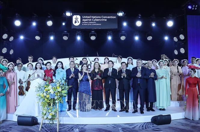 Chủ tịch nước Lương Cường với các đại biểu dự chiêu đãi và nghệ sĩ Việt Nam. Ảnh: Lâm Khánh - TTXVN