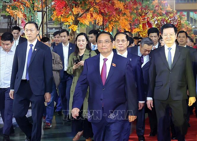 Thủ tướng Phạm Minh Chính và các đại biểu đến dự khai mạc Hội chợ mùa Thu lần thứ nhất - năm 2025. Ảnh: An Đăng - TTXVN
