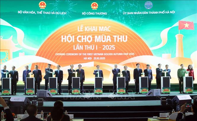 Thủ tướng Phạm Minh Chính và các đại biểu thực hiện nghi thức khai mạc Hội chợ mùa Thu lần thứ nhất - năm 2025. Ảnh: An Đăng - TTXVN