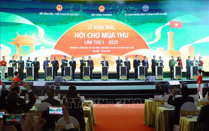 Thủ tướng Phạm Minh Chính và các đại biểu thực hiện nghi thức khai mạc Hội chợ mùa Thu lần thứ nhất - năm 2025. Ảnh: An Đăng - TTXVN