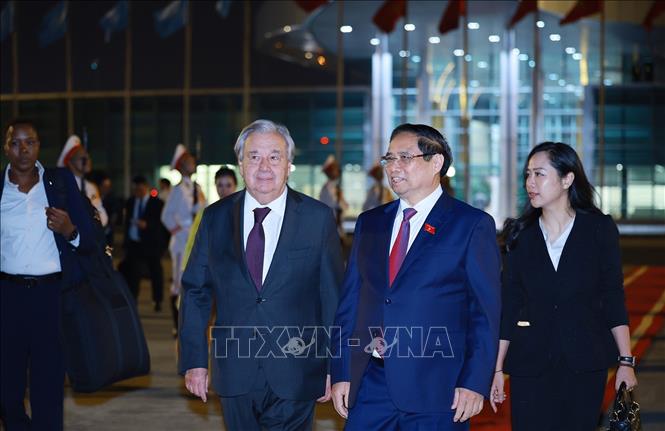 Thủ tướng Phạm Minh Chính và Tổng Thư ký Liên hợp quốc António Guterres cùng rời Hà Nội sang Kuala Lumpur, Malaysia tham dự Hội nghị Cấp cao ASEAN lần thứ 47 và các Hội nghị Cấp cao liên quan. Ảnh: Dương Giang-TTXVN 
