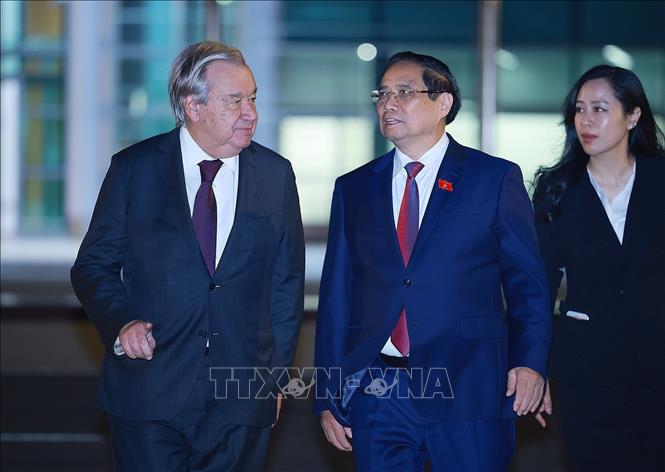 Thủ tướng Phạm Minh Chính và Tổng Thư ký Liên hợp quốc António Guterres cùng rời Hà Nội sang Kuala Lumpur, Malaysia tham dự Hội nghị Cấp cao ASEAN lần thứ 47 và các Hội nghị Cấp cao liên quan. Ảnh: Dương Giang-TTXVN 
