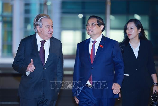Thủ tướng Phạm Minh Chính và Tổng Thư ký Liên hợp quốc António Guterres cùng rời Hà Nội sang Kuala Lumpur, Malaysia tham dự Hội nghị Cấp cao ASEAN lần thứ 47 và các Hội nghị Cấp cao liên quan. Ảnh: Dương Giang-TTXVN 
