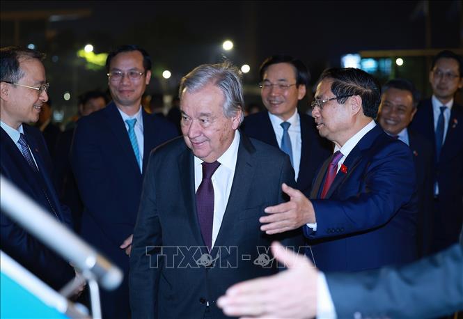 Thủ tướng Phạm Minh Chính mời Tổng Thư ký Liên hợp quốc António Guterres lên chuyên cơ, cùng rời Hà Nội sang Kuala Lumpur, Malaysia tham dự Hội nghị Cấp cao ASEAN lần thứ 47 và các Hội nghị Cấp cao liên quan. Ảnh: Dương Giang-TTXVN 
