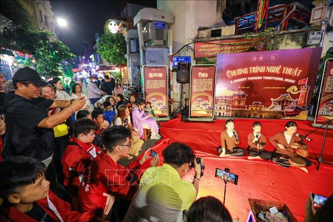 Không gian nghệ thuật truyền thống nhận được nhiều sự quan tâm của người dân và du khách. Ảnh: Khánh Hoà - TTXVN