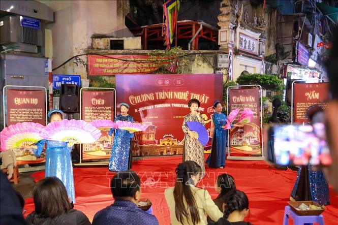 Tiết mục nghệ thuật truyền thống biểu diễn tại không gian phố cổ. Ảnh: Khánh Hoà - TTXVN